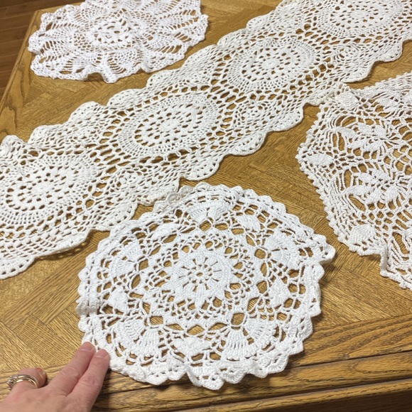 Five vintage handmade lace style doilies - Picture 2 of 2